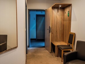 Literie hypoallergénique, coffres-forts dans les chambres, bureau