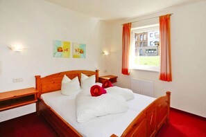 2 bedrooms, travel crib, free WiFi