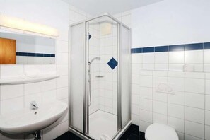 Douche, séchoir à cheveux, serviettes fournies