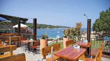 4 bares/lounges