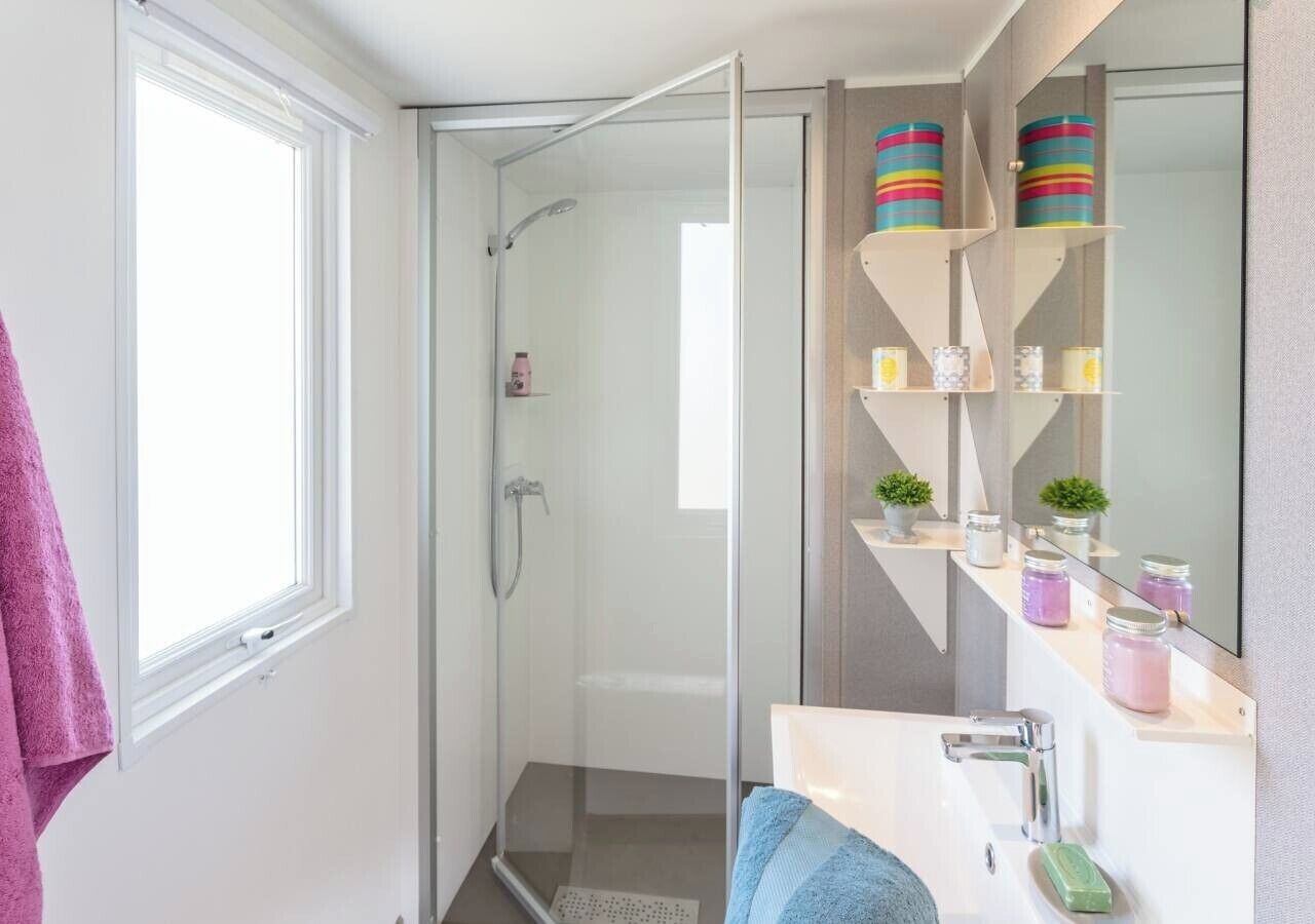Premium Mobile Home, 3 Bedrooms | Bathroom | Towels