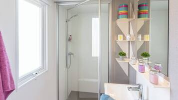 Premium Mobile Home, 3 Bedrooms | Bathroom | Towels