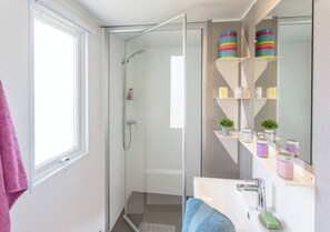 Premium Mobile Home, 3 Bedrooms | Bathroom | Towels - Camping Lanterna - Eurocamp (Tar)