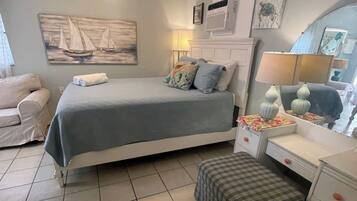 Estudio estándar, 1 cama de matrimonio, cocina, junto a la playa | Decoración individual, mobiliario individual, wifi gratis y ropa de cama