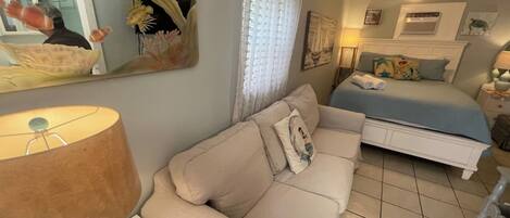 Standard Studio, 1 Queen Bed, Kitchen, Beachside | Living area