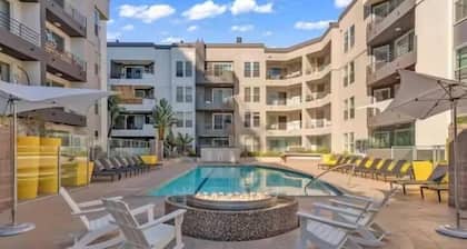 Home in Hollywood ,free parking , gym ,jacuzzi ,Rooftop, best location