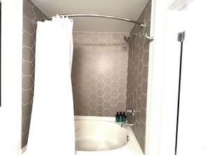 Hårføner, håndklær, såpe og toalettpapir