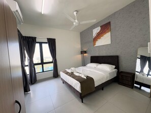 2 quartos, cofres nos quartos, escrivaninha