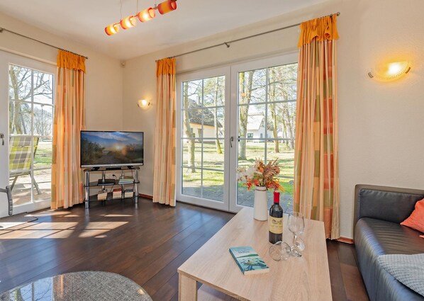 Televisie, een open haard, een tafeltennistafel en boeken