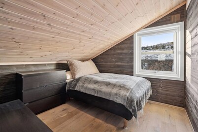 Modern mountain cabin skiing, views and hiking