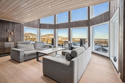 Modern mountain cabin skiing, views and hiking