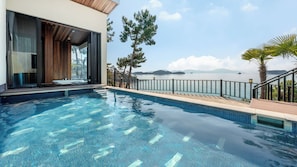 A swimming pool with a view of a body of water and mountains. - Sacheon Ara Private Pool Villa (Sacheon)
