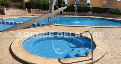 Villa privée avec barbecue, 3 chambres, 2 salles de bains, piscine commune avec jacuzzi.