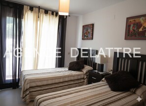 2 chambres, fer et planche à repasser