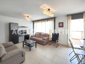 TV - Apartment in a small quiet residence.  Swimming pool, private parking, air condition, 2 bedrooms and 2 bathrooms. (Peníscola/Peñíscola)