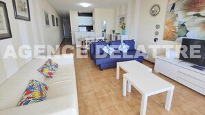 Living area - Apartment waterfront in residence with comerces . One bedroom , swimming pool, lift. Private parking. (Peníscola/Peñíscola)