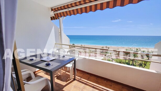Outdoor dining - Apartment waterfront in residence with comerces . One bedroom , swimming pool, lift. Private parking. (Peníscola/Peñíscola)