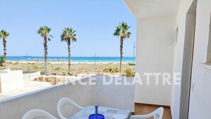 Outdoor dining - 1 bedroom flat at the foot of the beach , refurbished , with air conditioning (Peníscola/Peñíscola)