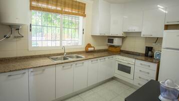 Micro-ondes, four, cafetiĂšre/bouilloire