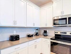 Frigorifero, microonde, forno, piano cottura