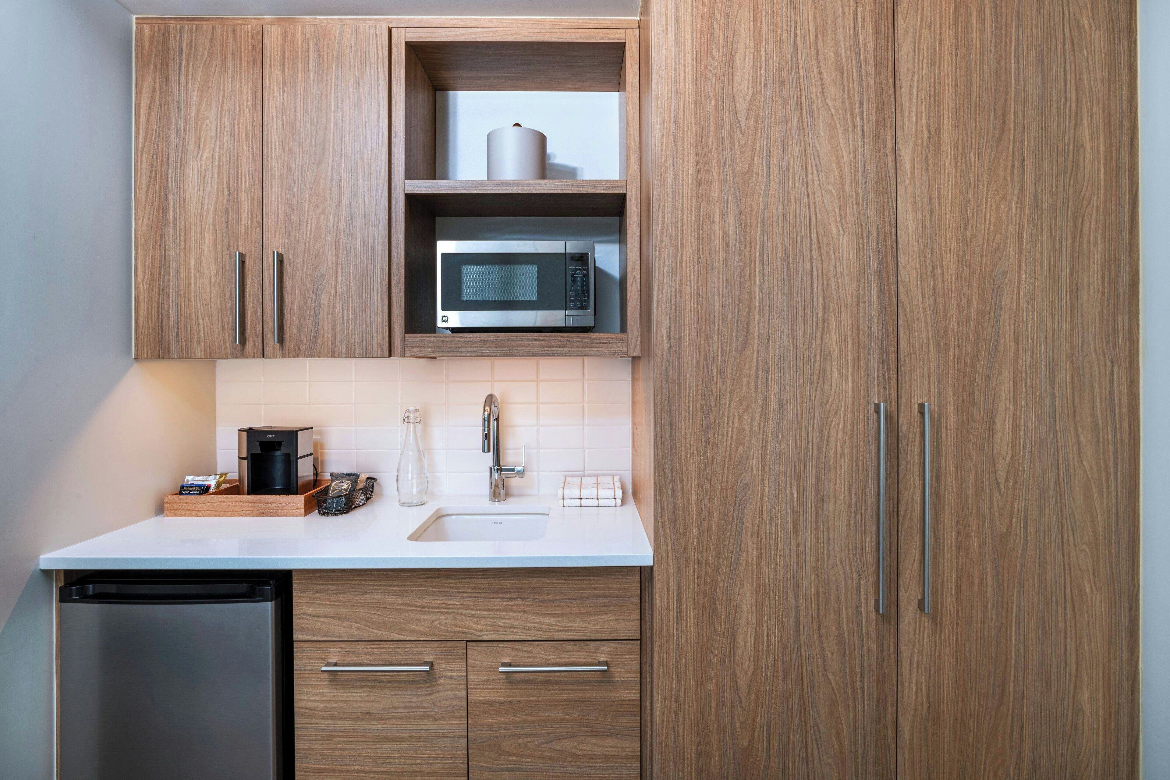 Skrivebord, skrivebord for bærbar PC og blendingsgardiner