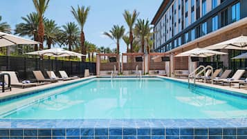 Hồ bơi ngoài trời