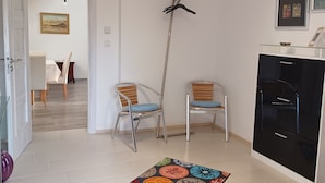 Une cuisine moderne avec deux chaises, une table à manger et un tapis coloré.