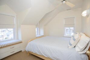 3 bedrooms, desk, iron/ironing board, WiFi