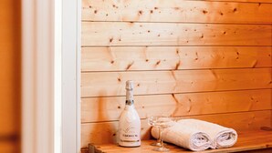 Una panca di legno con una bottiglia di champagne Chandon e un asciugamano arrotolato.