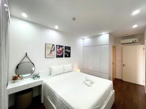 2 bedrooms, in-room safe, desk, iron/ironing board