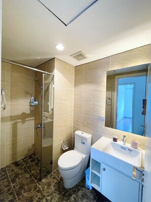 Douche, sèche-cheveux, bidet, serviettes fournies