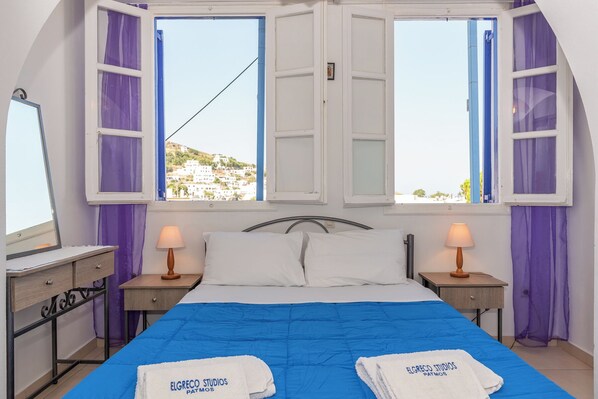 Classic Apartment, Harbor View 2 | Dizüstü bilgisayar çalışma alanı, güneşlik/perde, ütü/ütü masası 