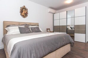 5 bedrooms, iron/ironing board, WiFi, bed sheets