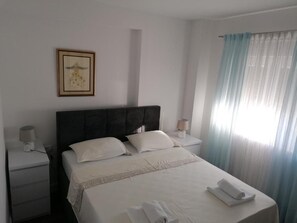 5 bedrooms, iron/ironing board, WiFi, bed sheets