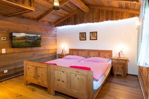 3 bedrooms, travel crib, WiFi (free) - Chalet in St. Martin with Sauna & Mountain Views (St. Martin am Tennengebirge)