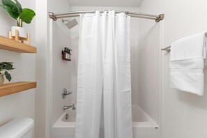 Dusche, Haartrockner, Handtücher, Shampoo