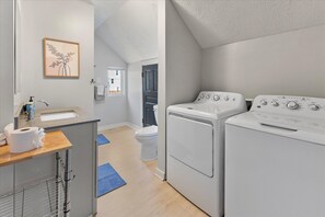 Dusj, hårføner og håndklær