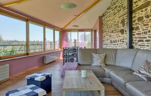 Télévision, cheminée, table de tennis de table