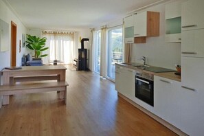 Frigorifero, forno, piano cottura, lavastoviglie