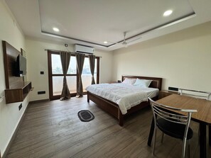 Superior Double Room, Balcony, City View | Free WiFi - HOTEL MADHAVA RESIDENCY (Kakinada)