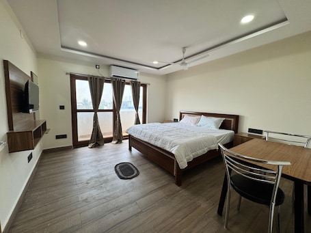 Superior-Doppelzimmer, Balkon, Stadtblick | Kostenloses WLAN. HOTEL MADHAVA RESIDENCY