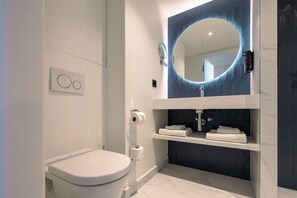 Regadera, secadora de cabello, toallas, jabón 