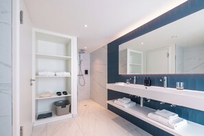 Superior 1 Bedroom Apartment | Bathroom