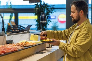 Buffet déjeuner servi tous les jours en supplément
