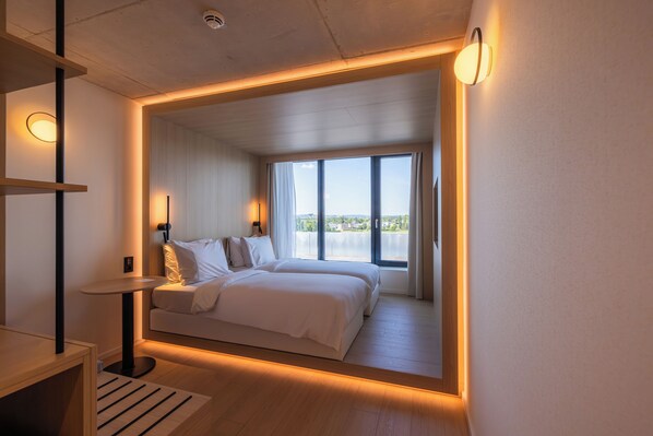 خزنة داخل الغرفة ومكتب ومساحة عمل للكمبيوتر المحمول ومكواة/لوح كي