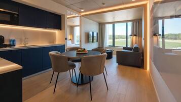 Kaffetrakter/tekoker og høy barnestol