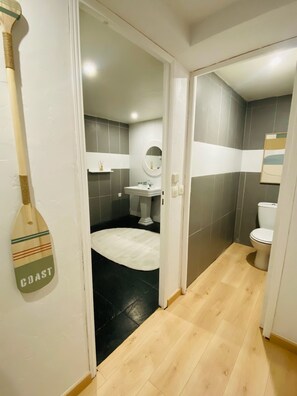 Dusj, håndklær og toalettpapir