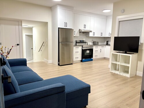 Your White Rock Beach Getaway: 2BR Suite, Modern Living, and Ocean Proximity!