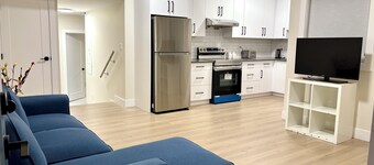 Your White Rock Beach Getaway: 2BR Suite, Modern Living, and Ocean Proximity!