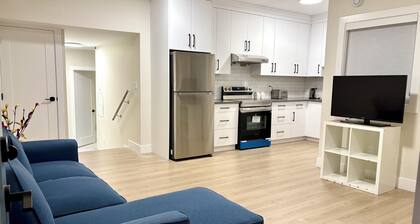 Your White Rock Beach Getaway: 2BR Suite, Modern Living, and Ocean Proximity!